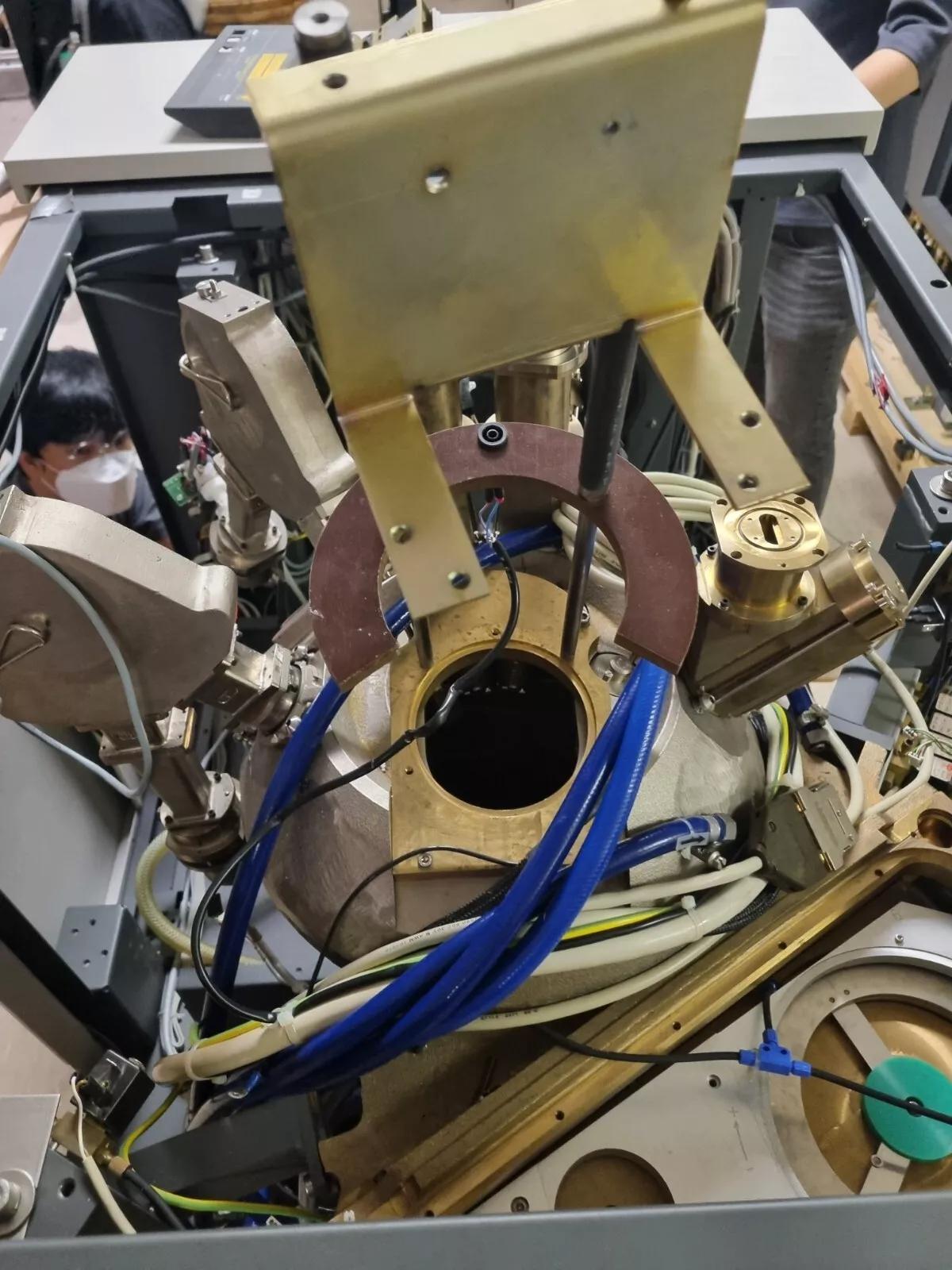 Used Philips SPW-2800 Xray Fluorescence Metrology Tool for up to 200mm Wafers