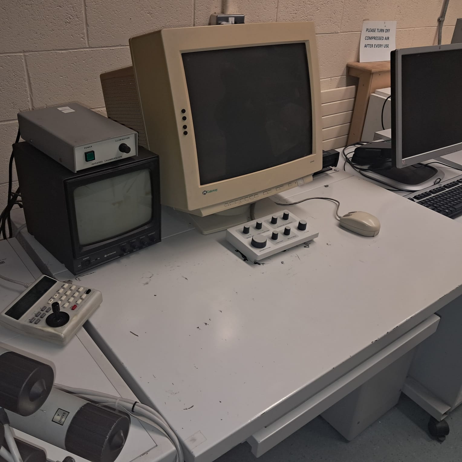 Used HITACHI S-3200 SEM