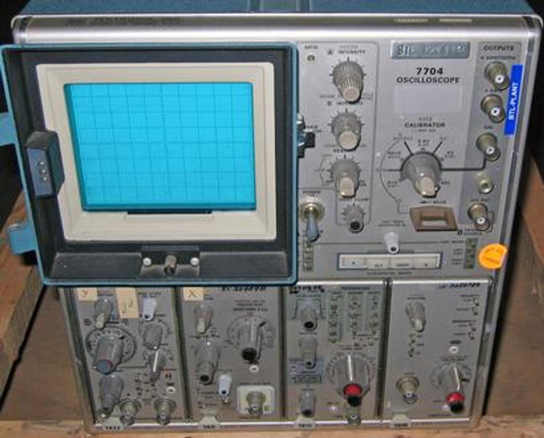 Used TEKTRONIX 7704 Oscilloscope