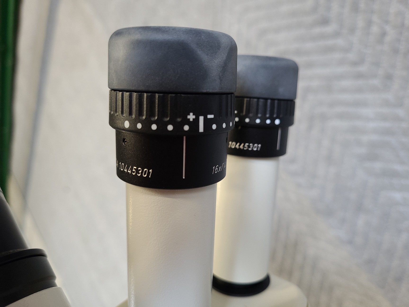 Used Leica MZ12.5 Stereo Microscope with CLS 150 X Light Source Lab