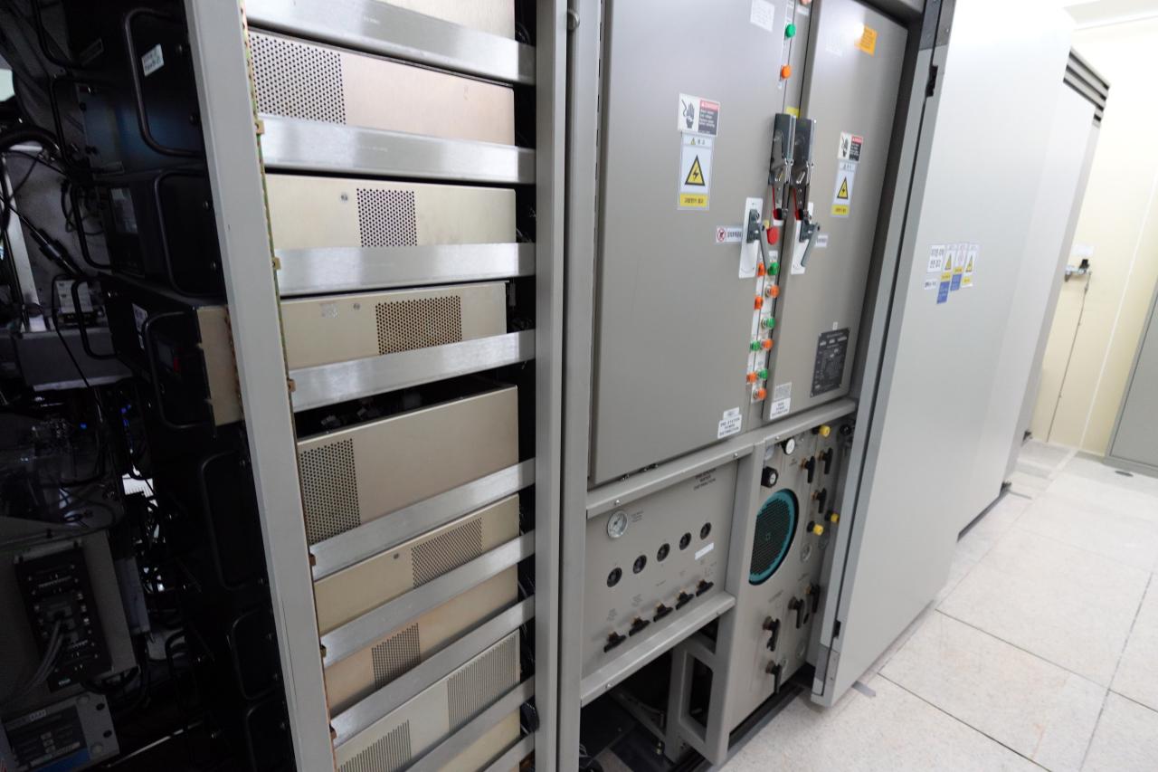 Used AMAT / Varian Semiconductor Equipment Associates (VSEA) EHP-500