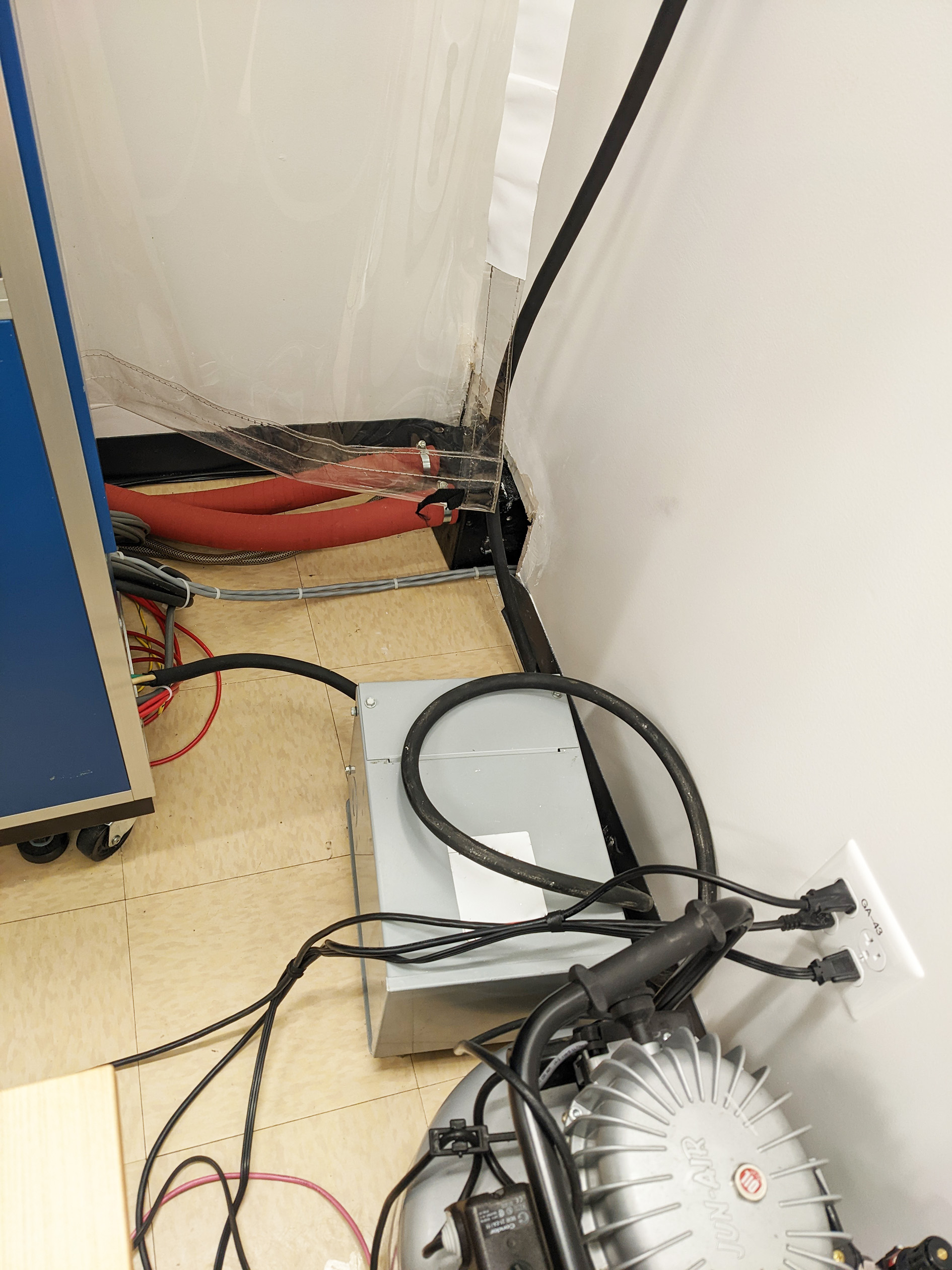 Used 1998 Hitachi S 5000 Field Emission Scanning Electron Microscope (FE-SEM)