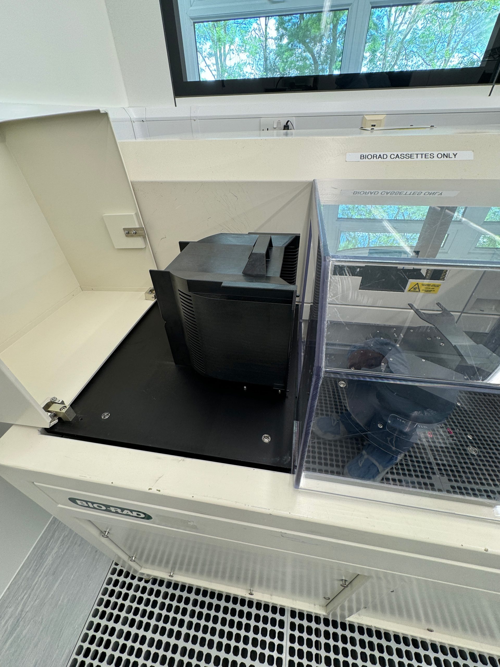 Used Biorad/Accent QS 2200 A Spectrometer