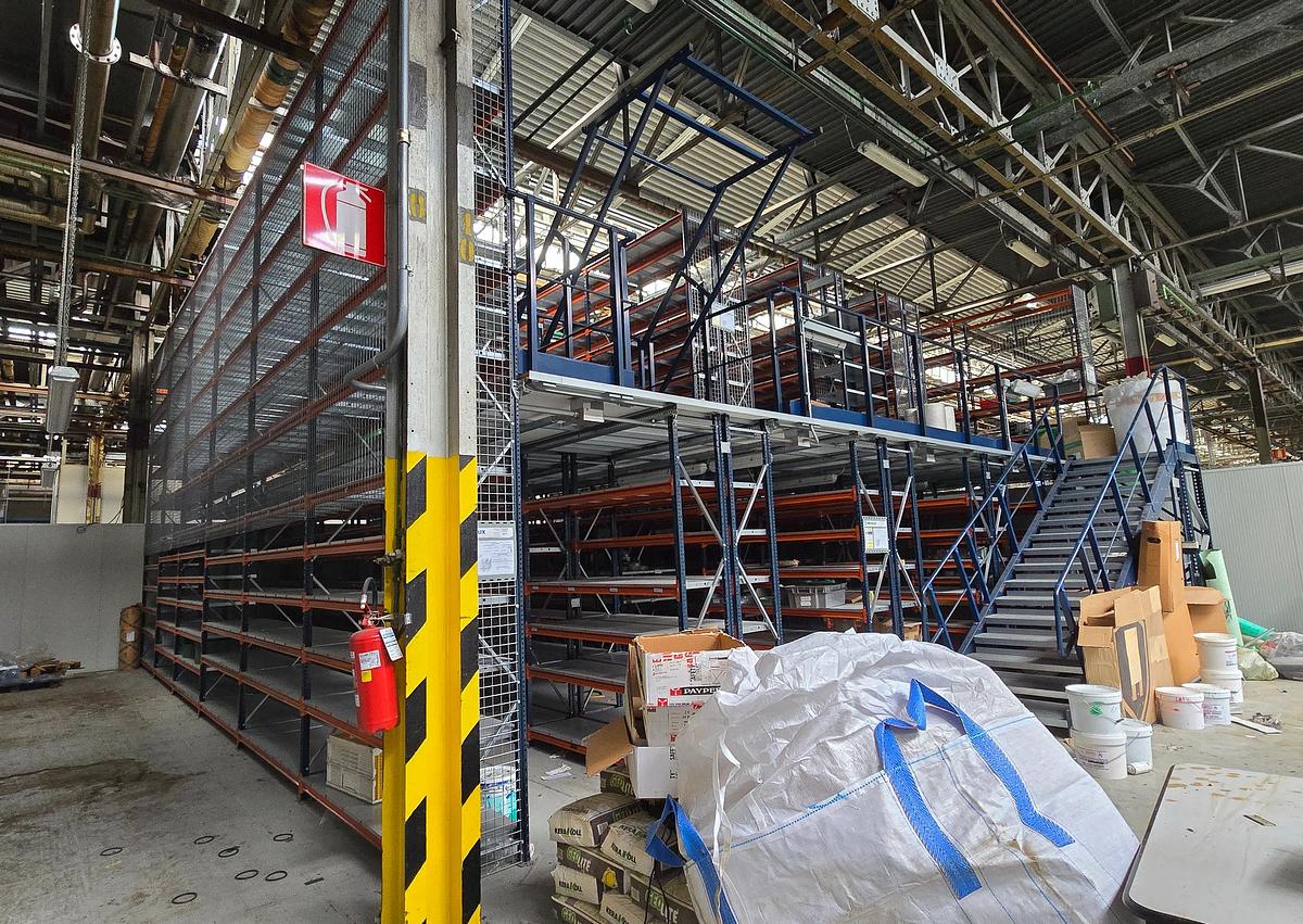 Usato Scaffalatura Industriale Multi-Livello con Soppalco Integrato