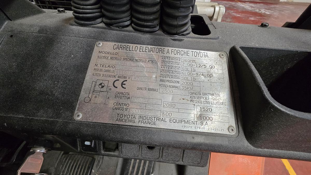 Usato 2000 Elevatore a GAS  TOYOTA 42-7E GF25 - Gas-powered lift with hydraulic clamp