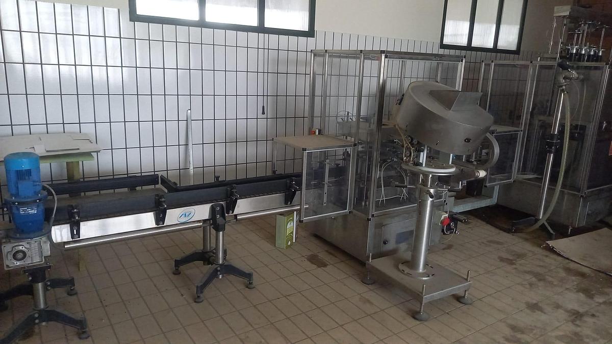 Usato 2001 Linea di Imbottigliamento olio/vino AVE Industries RV-4 - Liquid Packaging Equipment / Universal Filling Lines