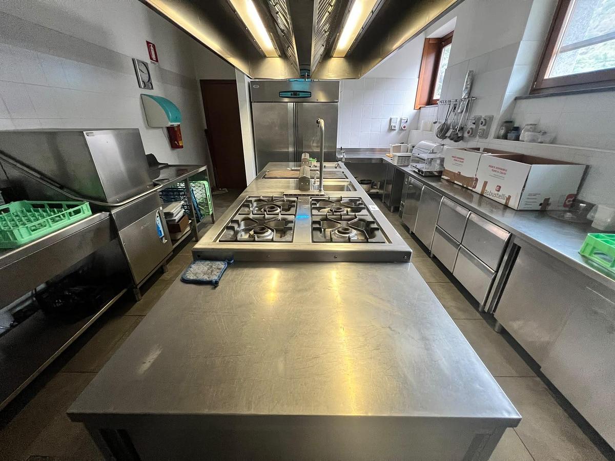 Usato 2010 Ristorante con Cucina Industriale e Arredi - Restaurant with Commercial Kitchen and Furnishings