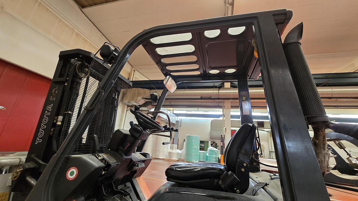 Usato 2000 Elevatore a GAS  TOYOTA 42-7E GF25 - Gas-powered lift with hydraulic clamp