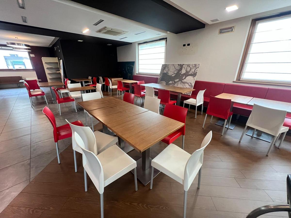 Usato 2010 Ristorante con Cucina Industriale e Arredi - Restaurant with Commercial Kitchen and Furnishings