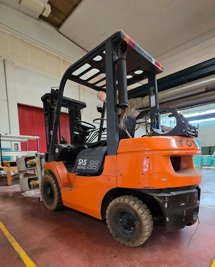 Usato 2000 Elevatore a GAS  TOYOTA 42-7E GF25 - Gas-powered lift with hydraulic clamp