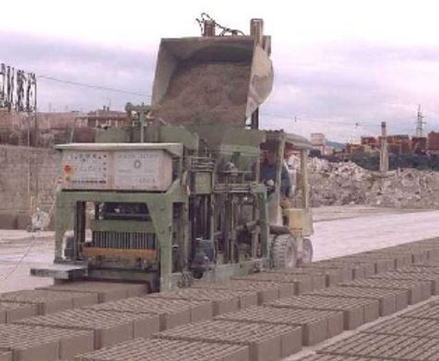 Usato 1996 Blocchiera per produzione manufatti in cemento CECCONI CR 95/E