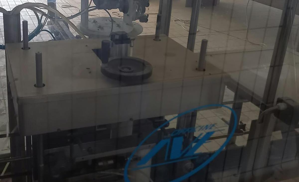Usato 2001 Linea di Imbottigliamento olio/vino AVE Industries RV-4 - Liquid Packaging Equipment / Universal Filling Lines