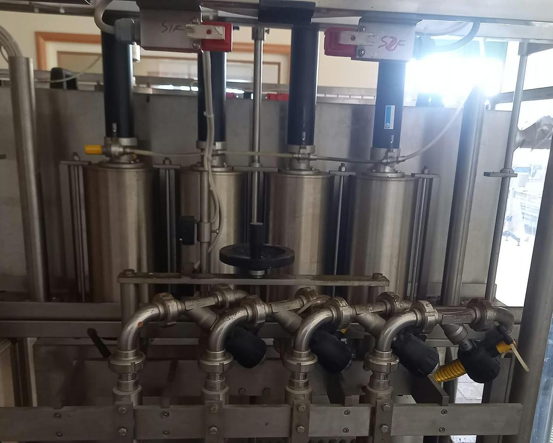 Usato 2001 Linea di Imbottigliamento olio/vino AVE Industries RV-4 - Liquid Packaging Equipment / Universal Filling Lines