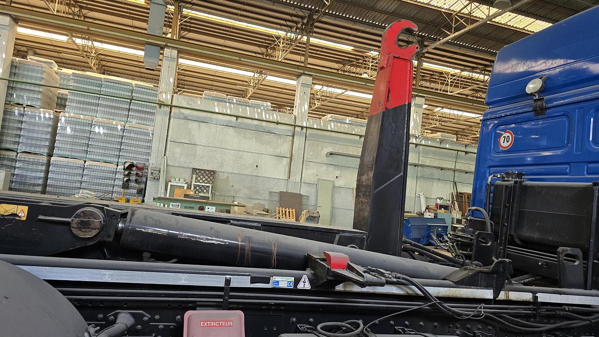 Usato 2003 Camion per scarrabili MAN 26.414 - Truck for hook lifts