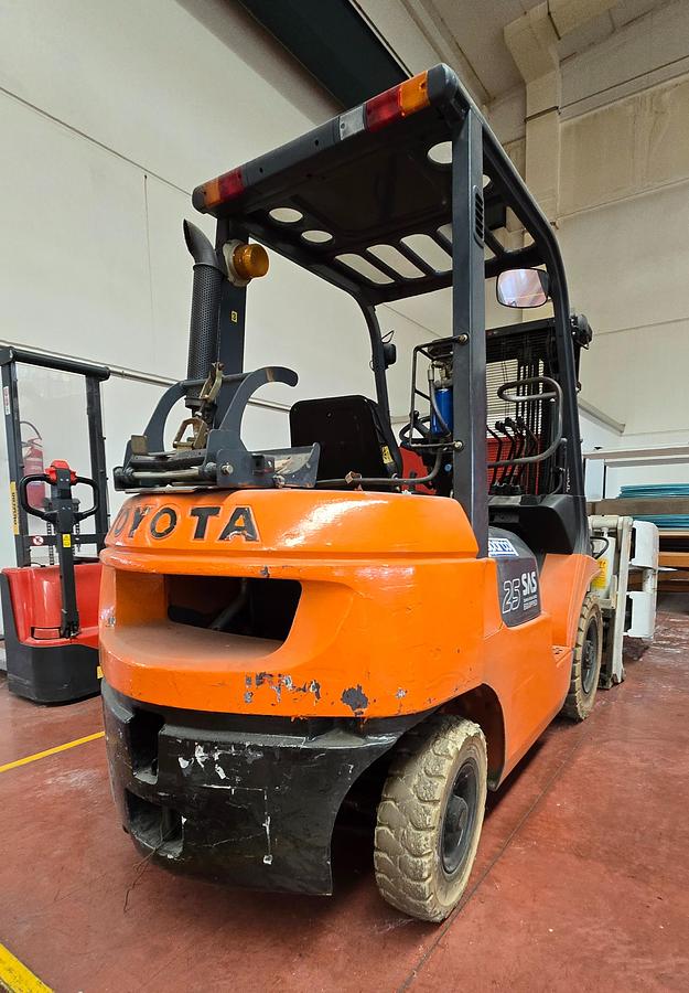 Usato 2000 Elevatore a GAS  TOYOTA 42-7E GF25 - Gas-powered lift with hydraulic clamp