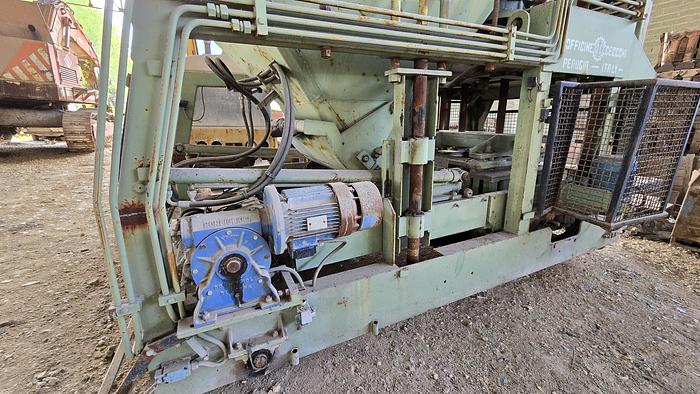 Usato 1996 Blocchiera per produzione manufatti in cemento CECCONI CR 95/E