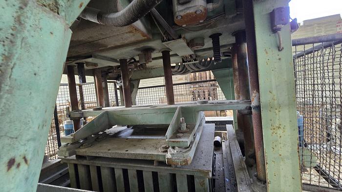 Usato 1996 Blocchiera per produzione manufatti in cemento CECCONI CR 95/E