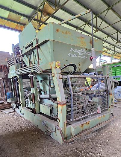 Usato 1996 Blocchiera per produzione manufatti in cemento CECCONI CR 95/E