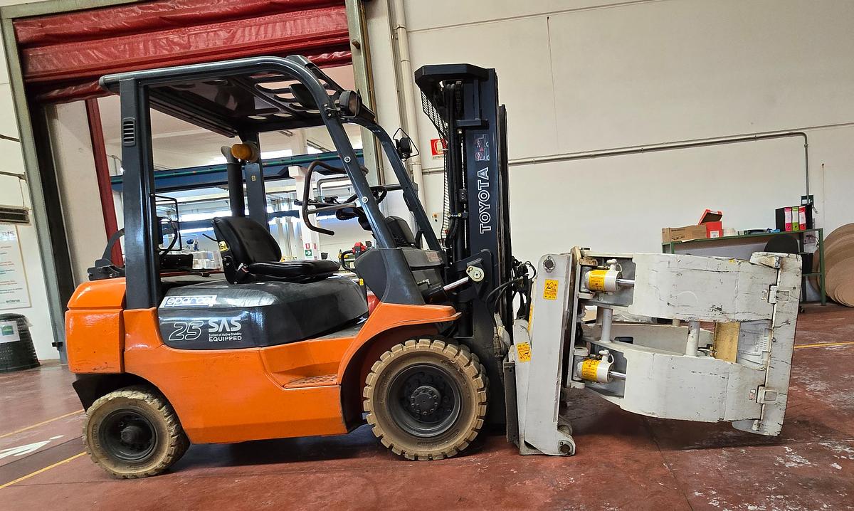 Usato 2000 Elevatore a GAS  TOYOTA 42-7E GF25 - Gas-powered lift with hydraulic clamp