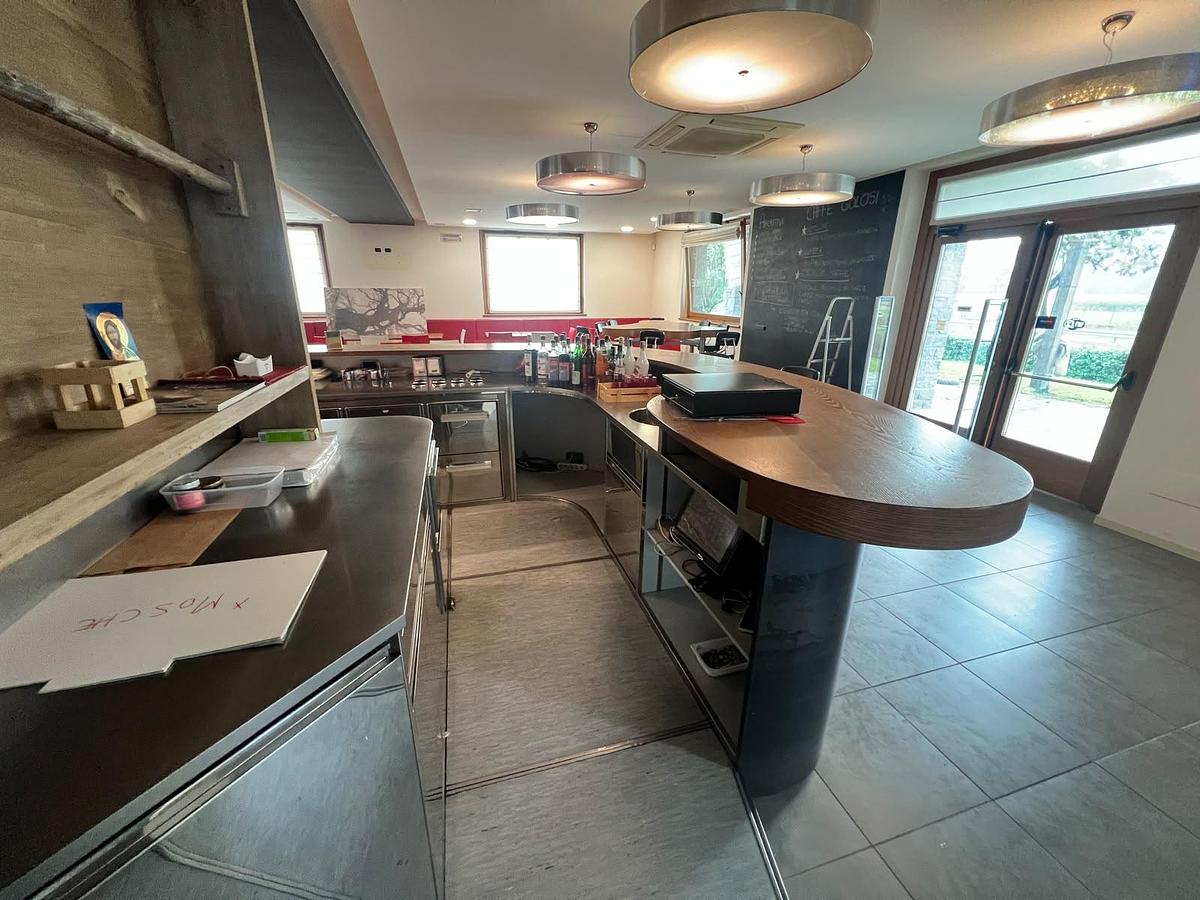 Usato 2010 Ristorante con Cucina Industriale e Arredi - Restaurant with Commercial Kitchen and Furnishings