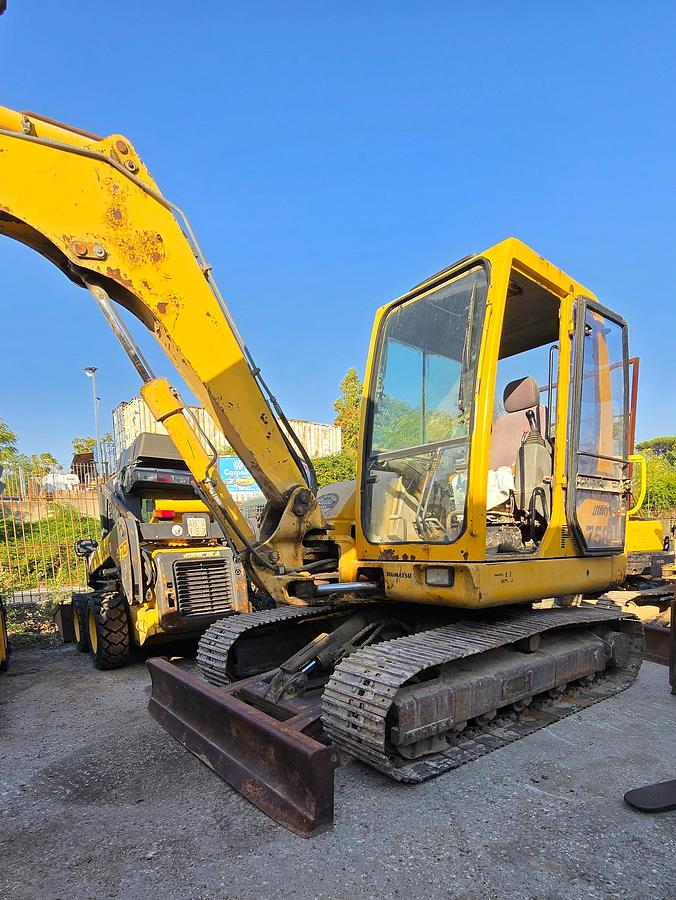Usato 2001 Escavatore Komatsu PC 75 R - Excavator