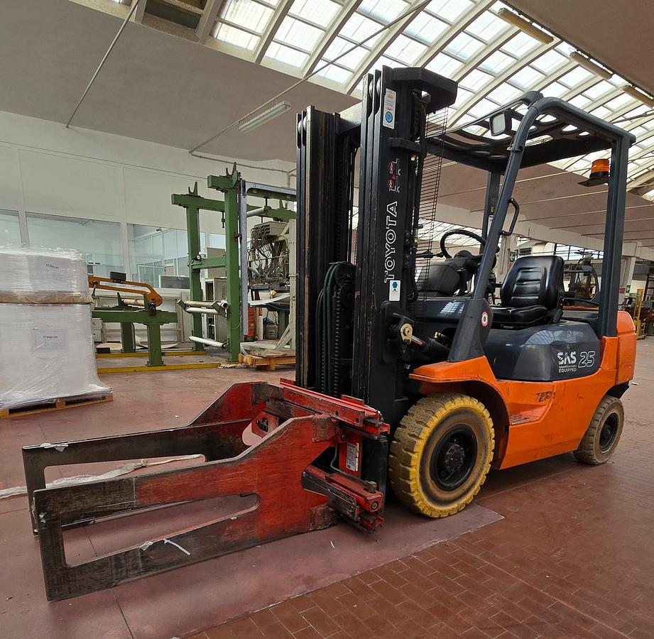 Usato 2001 Elevatore a GAS TOYOTA 42-7E GF25 - Gas-powered lift with hydraulic clamp