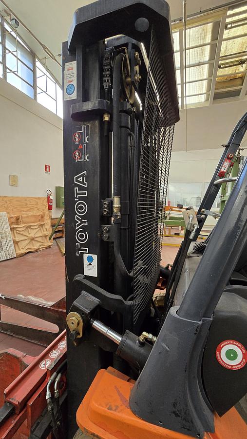Usato 2001 Elevatore a GAS TOYOTA 42-7E GF25 - Gas-powered lift with hydraulic clamp