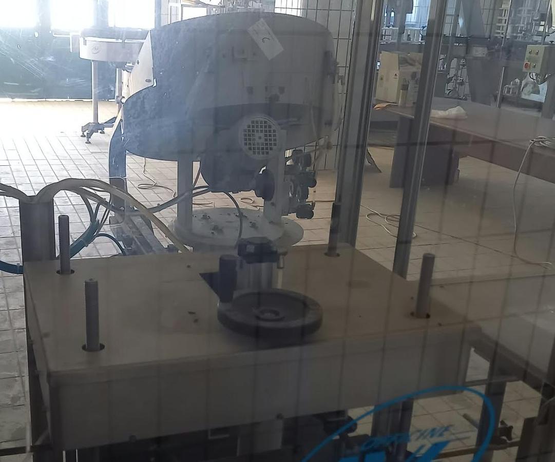 Usato 2001 Linea di Imbottigliamento olio/vino AVE Industries RV-4 - Liquid Packaging Equipment / Universal Filling Lines