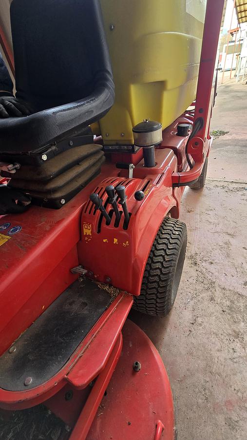 Usato 2005 Trattorino Professionale Rasaerba Gianni Ferrari PG200