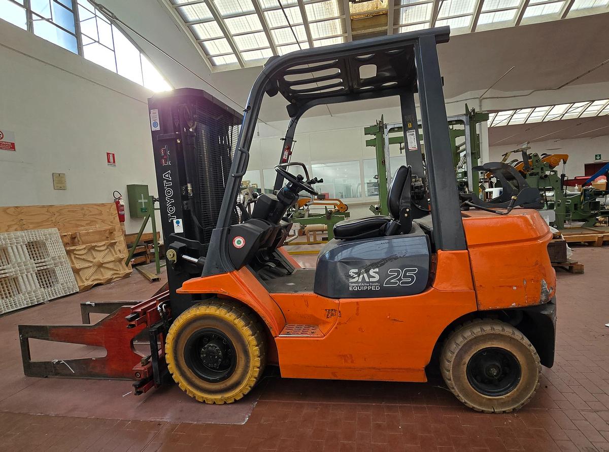 Usato 2001 Elevatore a GAS TOYOTA 42-7E GF25 - Gas-powered lift with hydraulic clamp