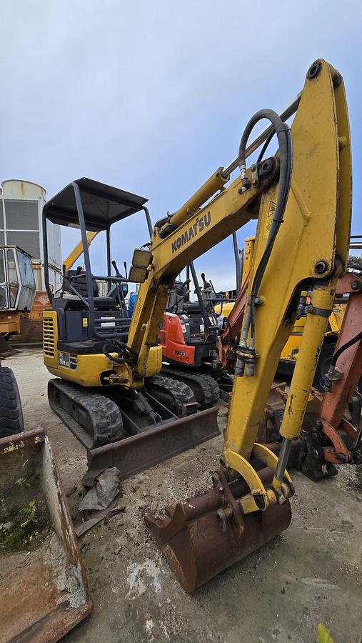 Usato 2011 Excavator Komatsu PC 16 R  HS