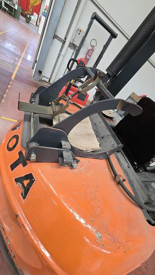 Usato 2000 Elevatore a GAS  TOYOTA 42-7E GF25 - Gas-powered lift with hydraulic clamp