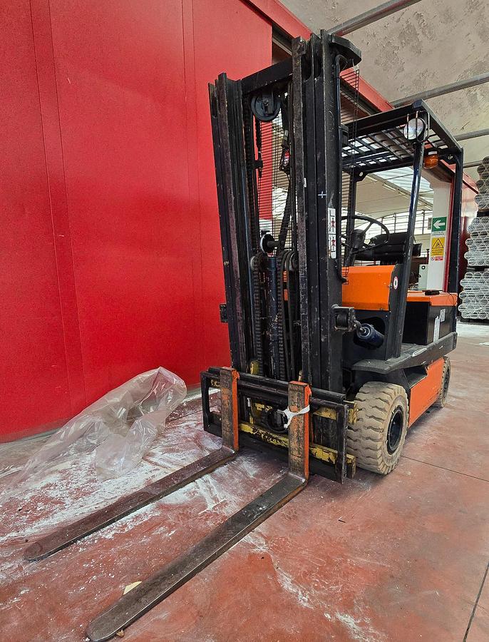 Usato 2005 Elevator TOYOTA 4FB20 - Electric lift with hydraulic clamp