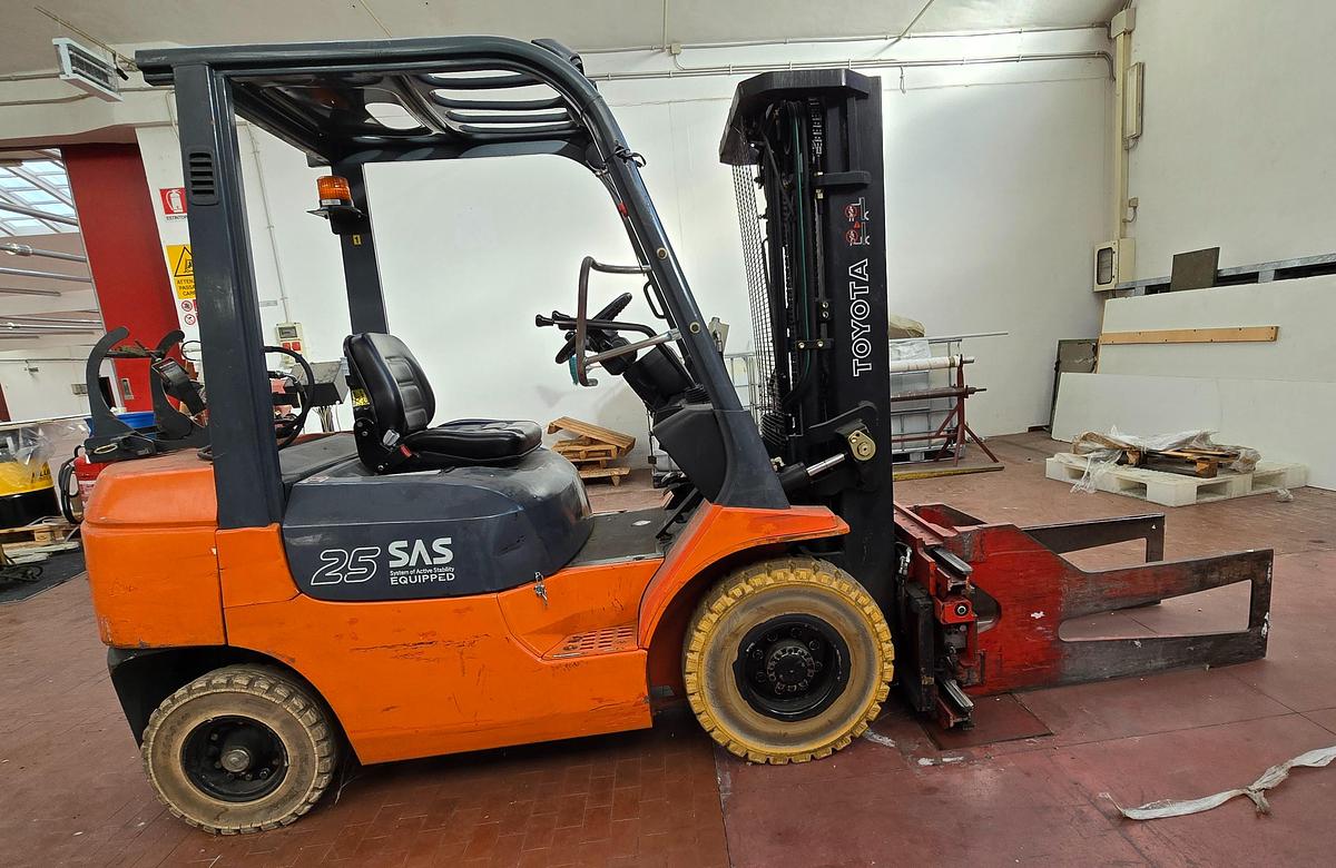 Usato 2001 Elevatore a GAS TOYOTA 42-7E GF25 - Gas-powered lift with hydraulic clamp