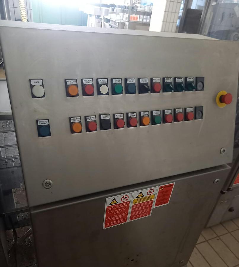 Usato 2001 Linea di Imbottigliamento olio/vino AVE Industries RV-4 - Liquid Packaging Equipment / Universal Filling Lines
