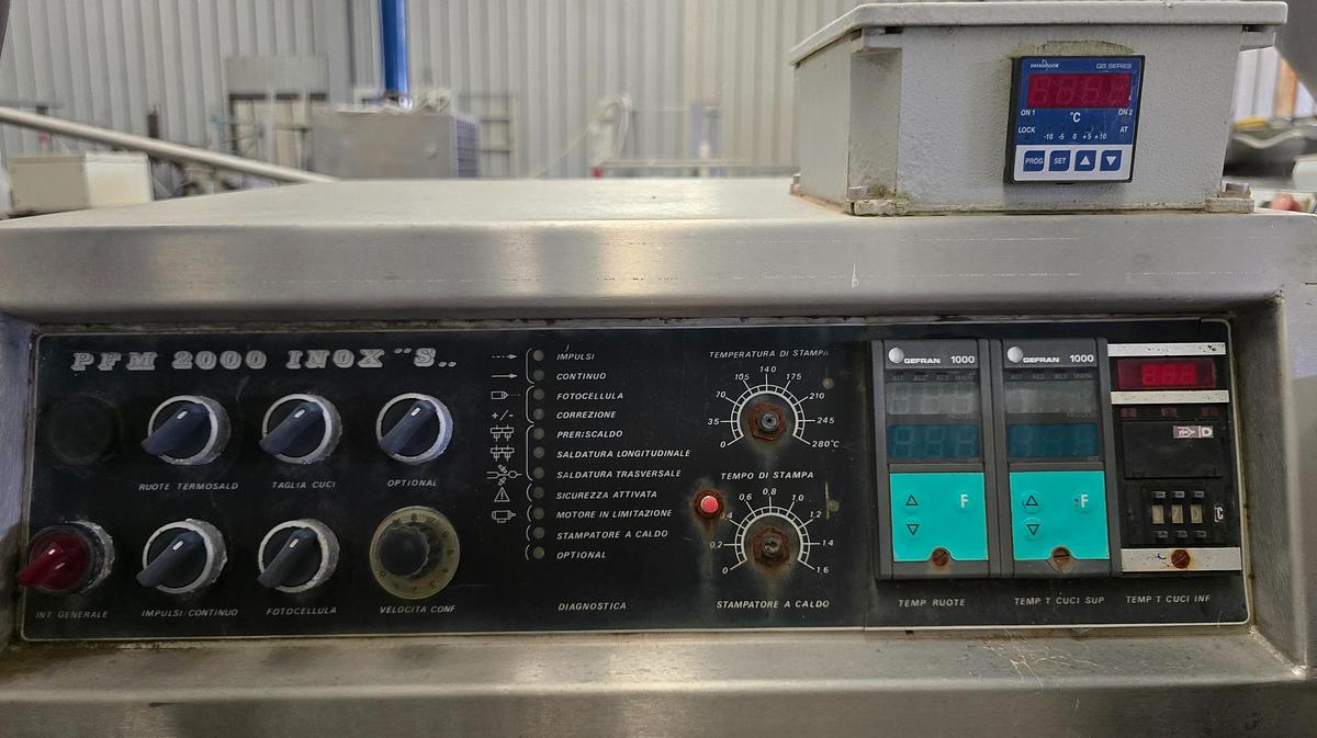 Usato 2001 confezionatrice flow pack PFM 2000 - Flow pack packaging machine