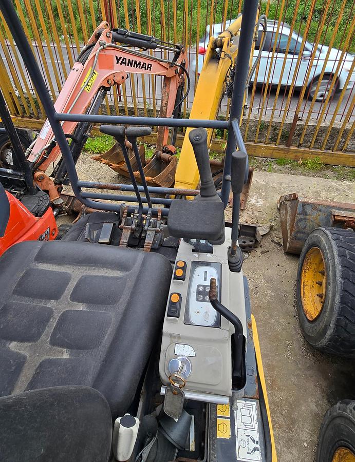 Usato 2011 Excavator Komatsu PC 16 R  HS