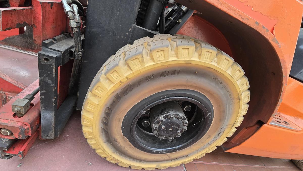 Usato 2001 Elevatore a GAS TOYOTA 42-7E GF25 - Gas-powered lift with hydraulic clamp