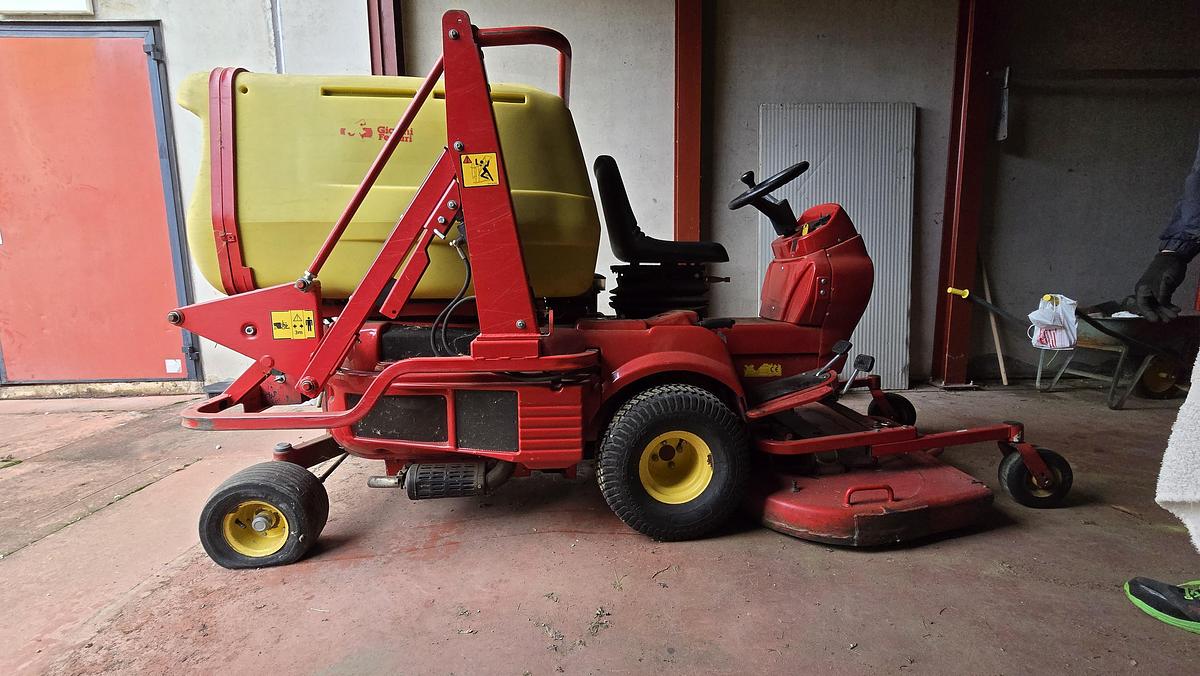 Usato 2005 Trattorino Professionale Rasaerba Gianni Ferrari PG200