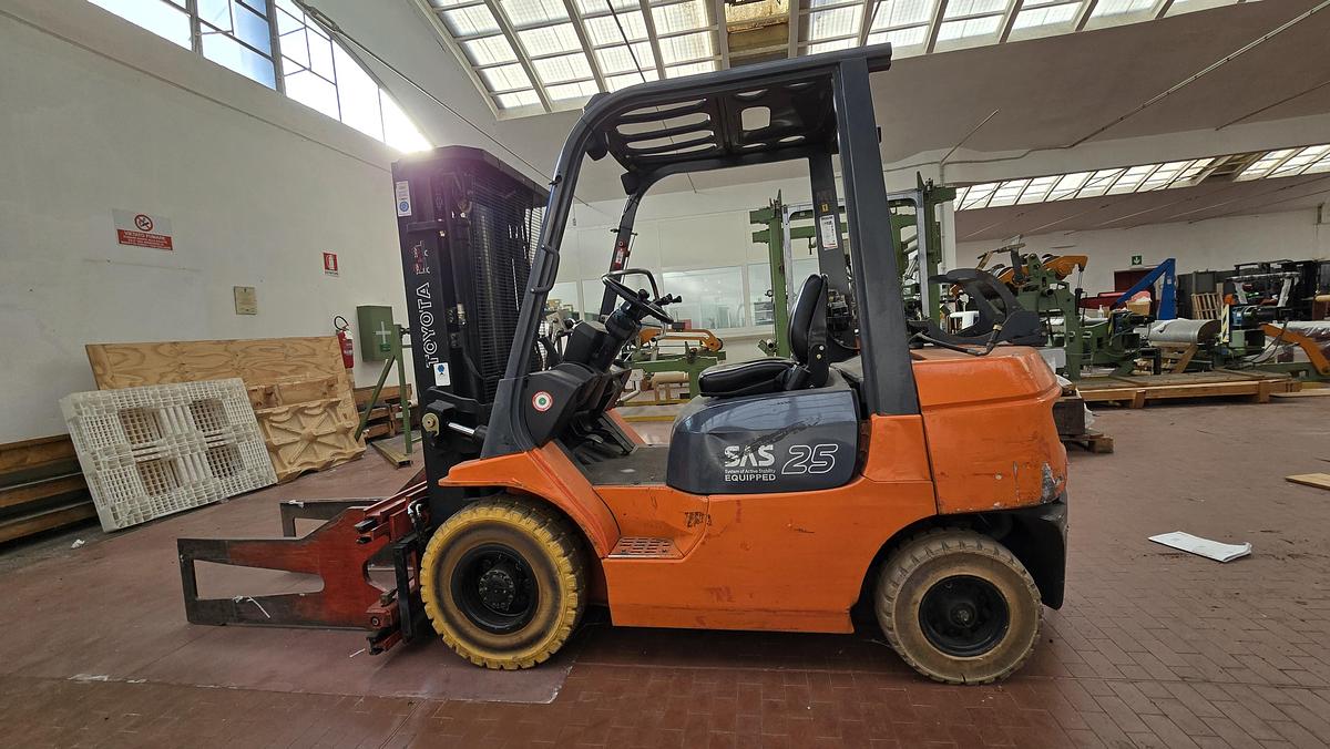 Usato 2001 Elevatore a GAS TOYOTA 42-7E GF25 - Gas-powered lift with hydraulic clamp