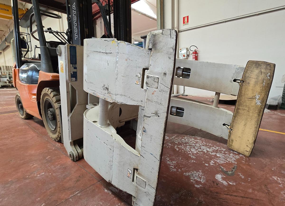 Usato 2000 Elevatore a GAS  TOYOTA 42-7E GF25 - Gas-powered lift with hydraulic clamp