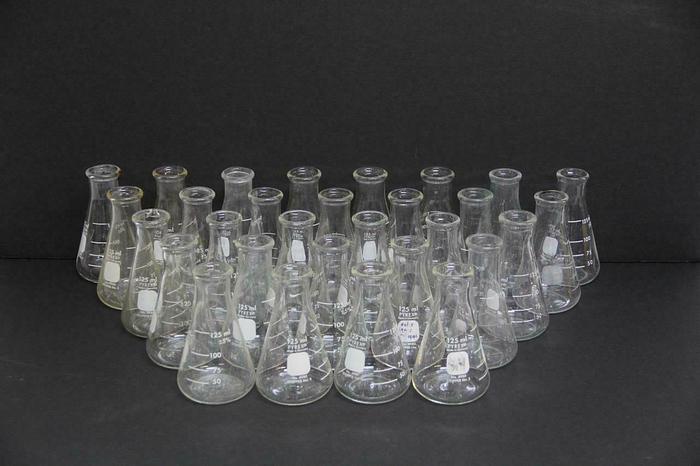 Used 125 ml PYREX NO. 4980 Erlenmeyer Flask Stopper NO. 5 Graduated LOT of 27 (5497)