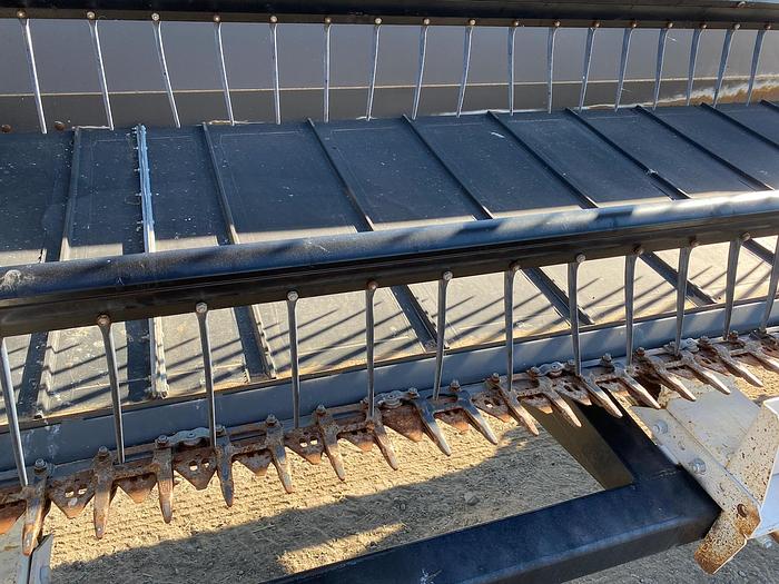 Used 30' Massey Ferguson 5200 Draper Header w/ Cart