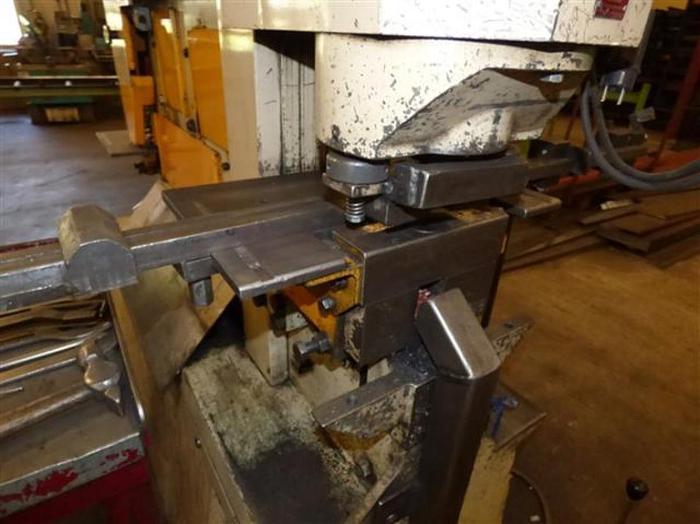 Gebruikt PONSMACHINE GEKA HYD-100