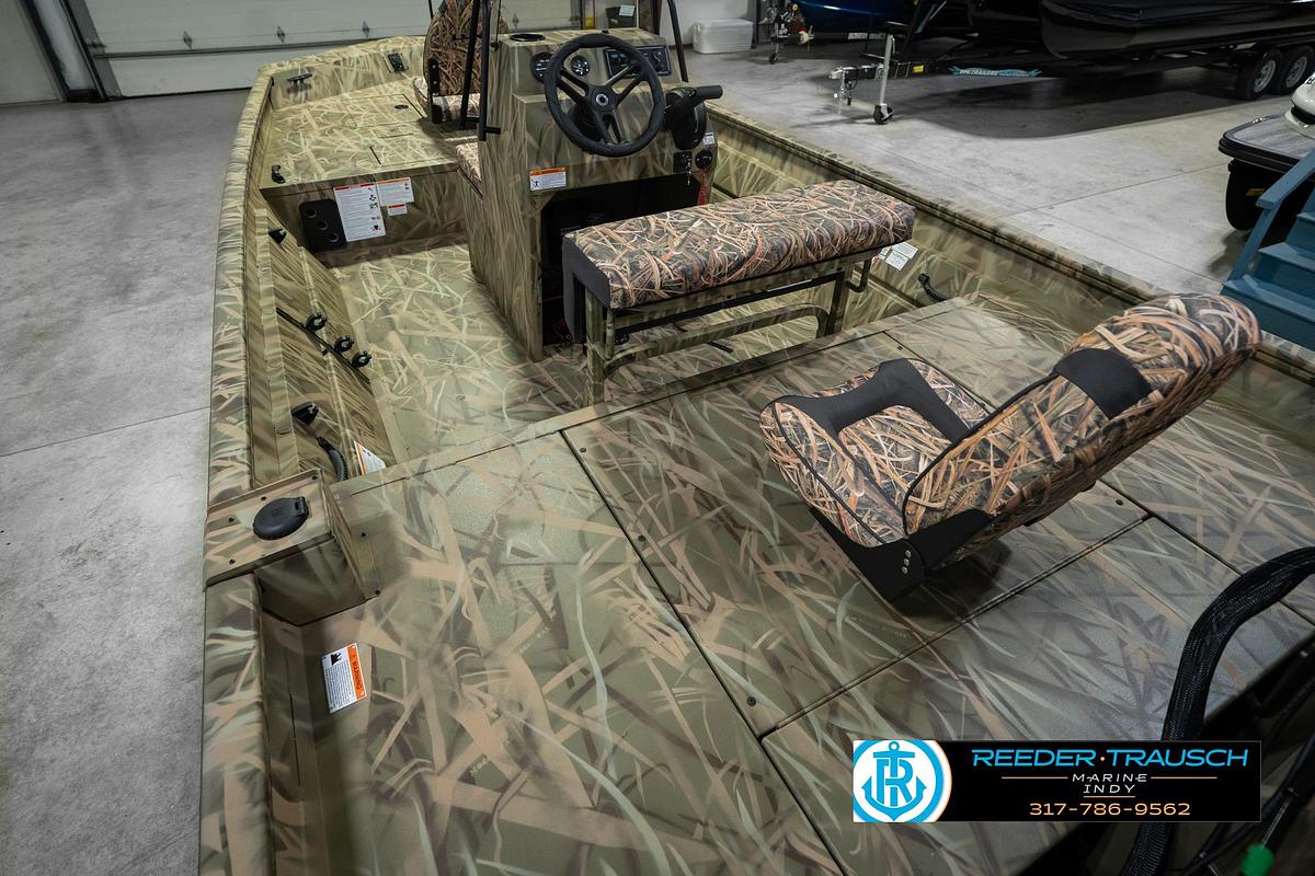 2026 Lund 1870 Predator Center Console