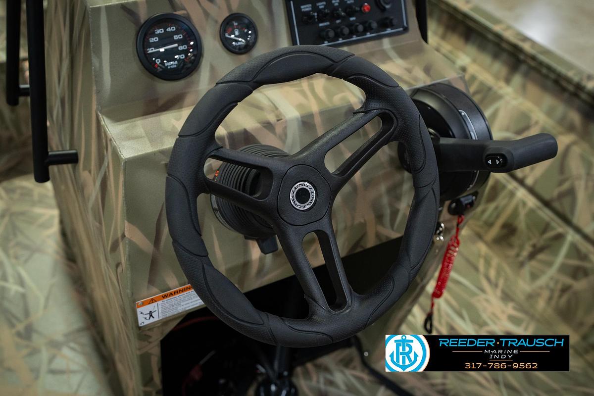 2026 Lund 1870 Predator Center Console