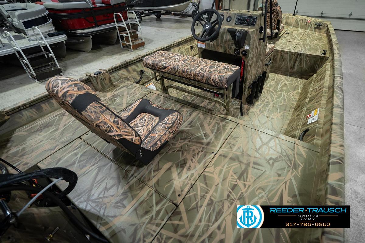 2026 Lund 1870 Predator Center Console