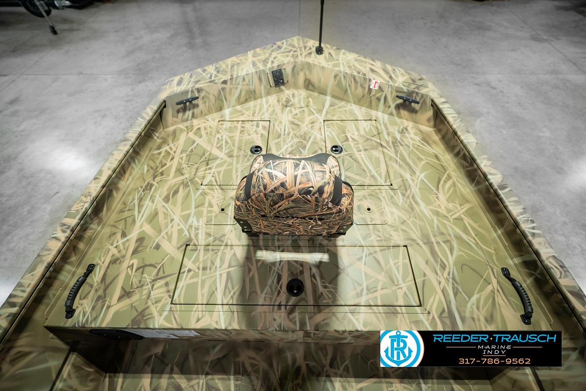 2026 Lund 1870 Predator Center Console