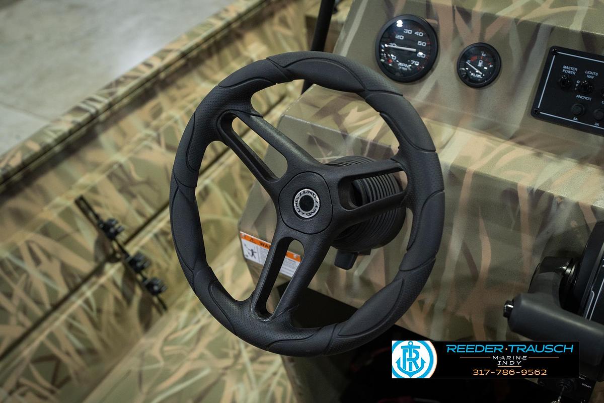 2026 Lund 1870 Predator Center Console
