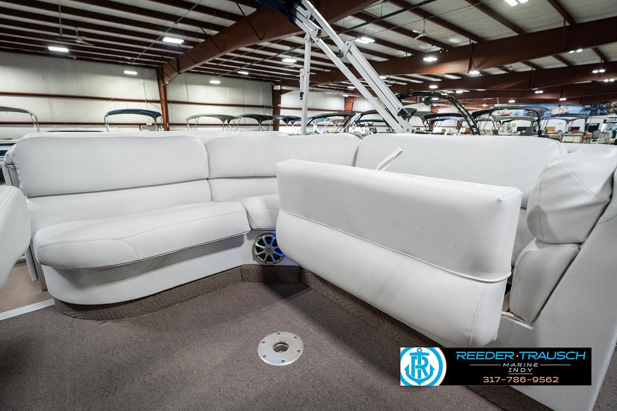 Used 2011 Bennington 2274 RCL